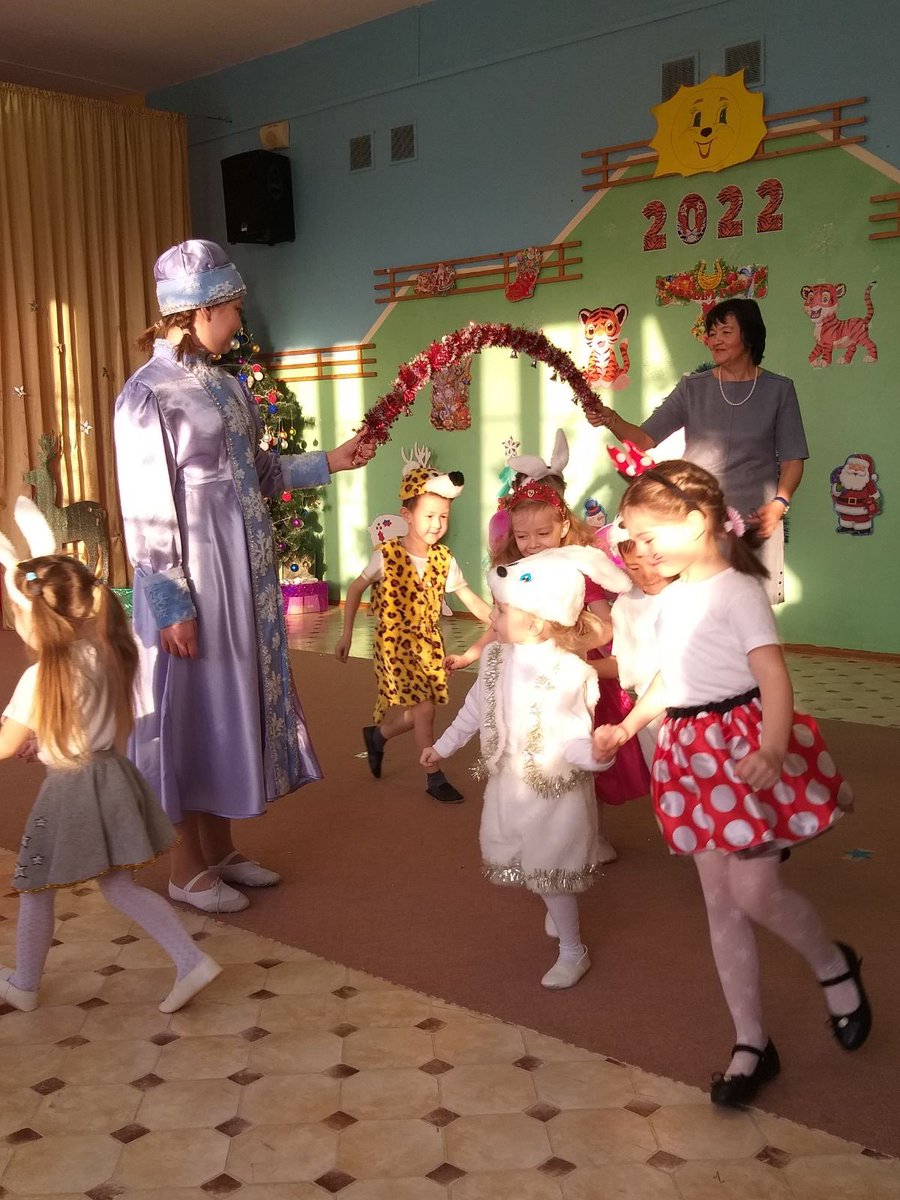 Почему же Новый год
Очень любят дети?
Потому что он несет
Радость всей планете!
Потому что чудеса
Рядом с ним шагают,
В то, что сбудется мечта,
Верить помогают!