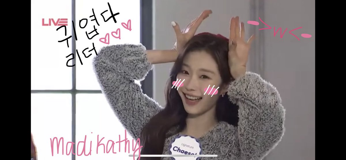MadiKathy's tweet photo. @MubeatTV @cignature_J9 #뮤빗라이브_시그니처 시그니처와 메리 크리스마스 !! 🎄💖 내가 가장 좋아하는 순간은 질문 및 답변 세션이었습니다. 채솔 너무 귀여웠다.~~~~~~~~~~~ https://t.co/Sdg1yInkQK