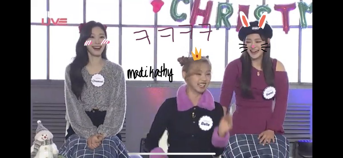 MadiKathy's tweet photo. @MubeatTV @cignature_J9 #뮤빗라이브_시그니처 시그니처와 메리 크리스마스 !! 🎄💖 내가 가장 좋아하는 순간은 질문 및 답변 세션이었습니다. 채솔 너무 귀여웠다.~~~~~~~~~~~ https://t.co/Sdg1yInkQK