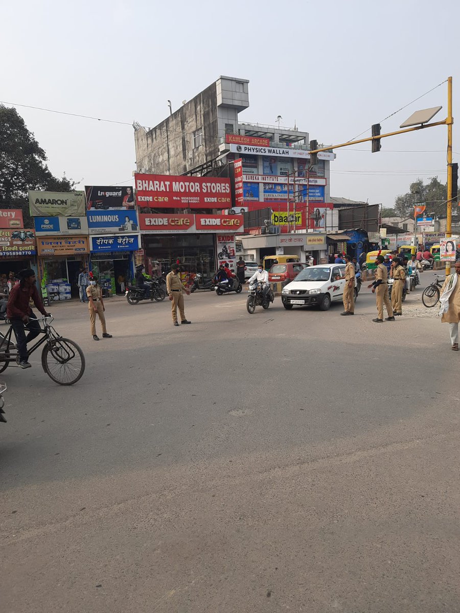 आज दिनांक 27/12/2021 दिन सोमवार यातायात पुलिस गोरखपुर द्वारा गोरखपुर की जनता को लगातार विभिन्न माध्यमों से ट्रैफिक नियमों की जानकारी दी जा रही है इस अवेयरनेस कैंपेन को दृष्टिगत रखते हुए आज एनसीसी के 50 कैडेट्स को शहर के विभिन्न चौराहों को मैनेज करने का अवसर दिया गया