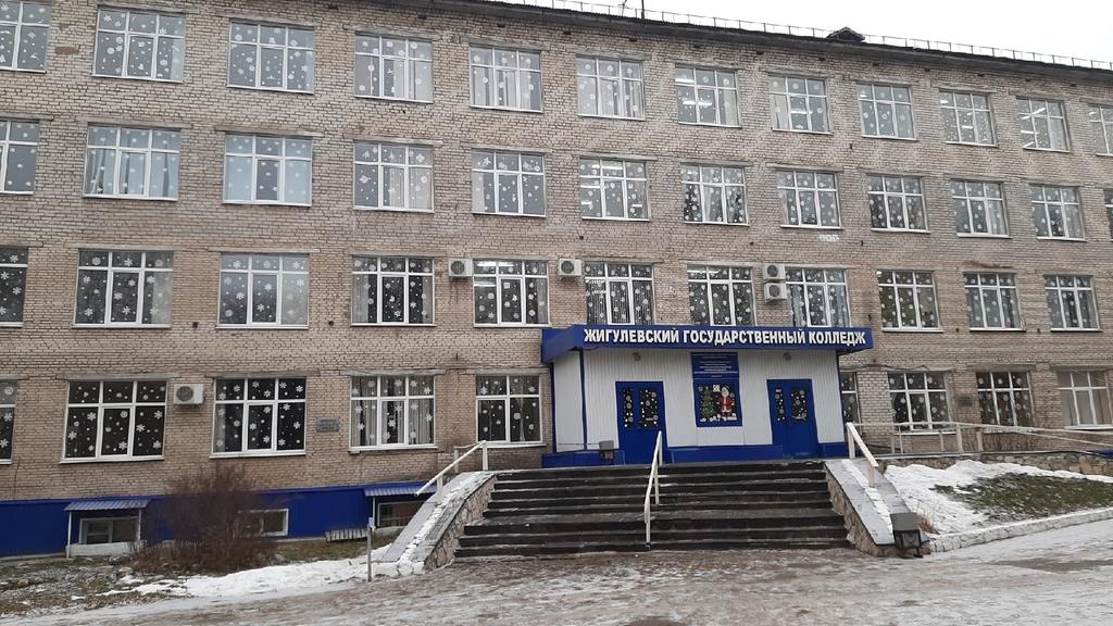 В ГАПОУ СО «Жигулевский государственный колледж» есть добрая традиция, которая пришлась по нраву всем жителям города Жигулевск – это украшение парадных окон к каждому празднику! #Новогодниеокна