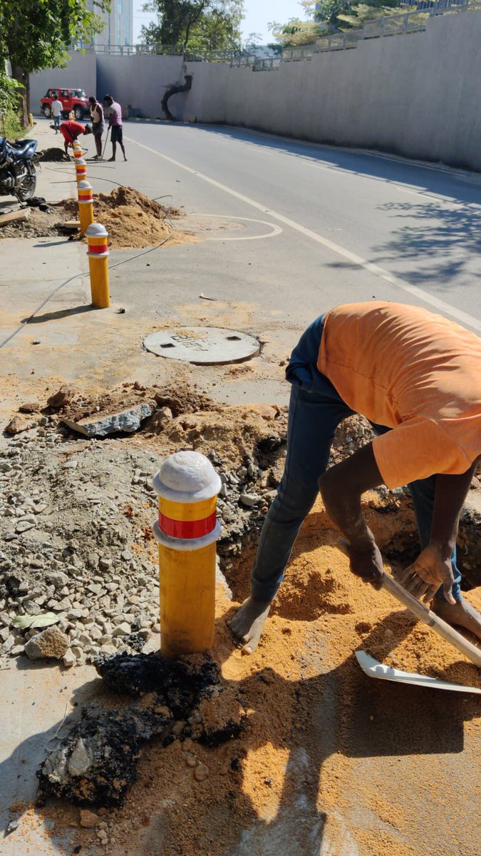 BrookefieldsBLR's tweet photo. KPTCL dug a brand-new road Brookefields Layout. Because they hadn't tested their optic cable. But they had a year when they left open deep trench to test, didn't they? KPTCL staff+mgmt, u r Bengaluruns too! Do a one-time competent job! Respct public roads!@EngineerKptcl https://t.co/bmNReUT5Y6