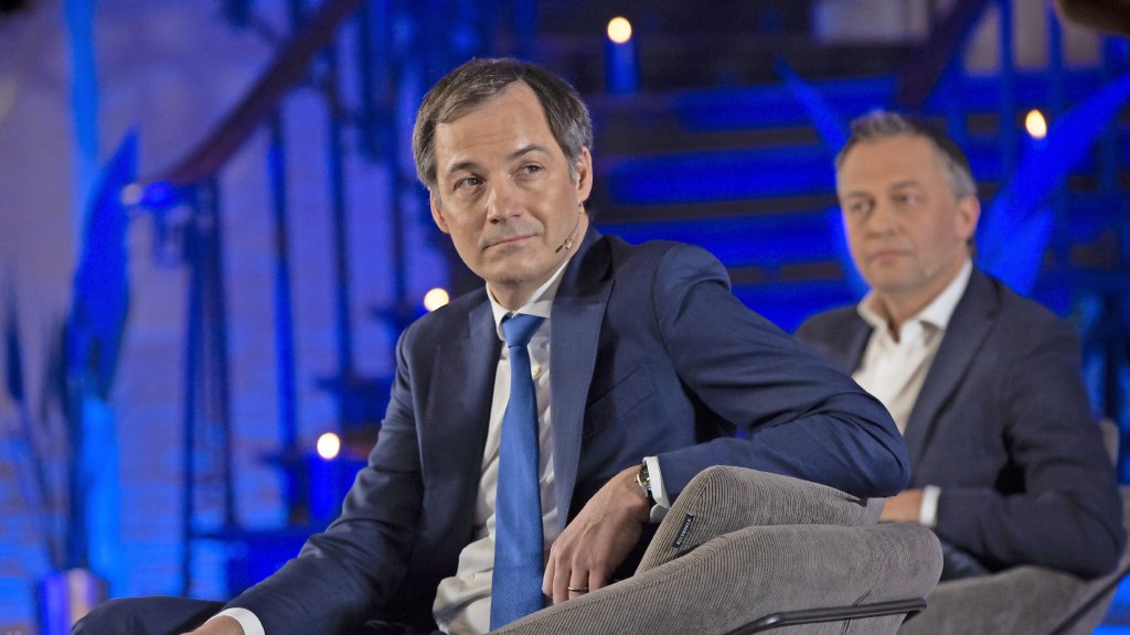 lecho's tweet photo. Alexander De Croo change-t-il d'avis sur la #vaccination obligatoire?
➡ https://t.co/K6riJtxynk
✍️ Par @CamBerkenbaum 
@alexanderdecroo  #COVID19 #vaccin #ObligationVaccinale https://t.co/5YVKpzZOVb