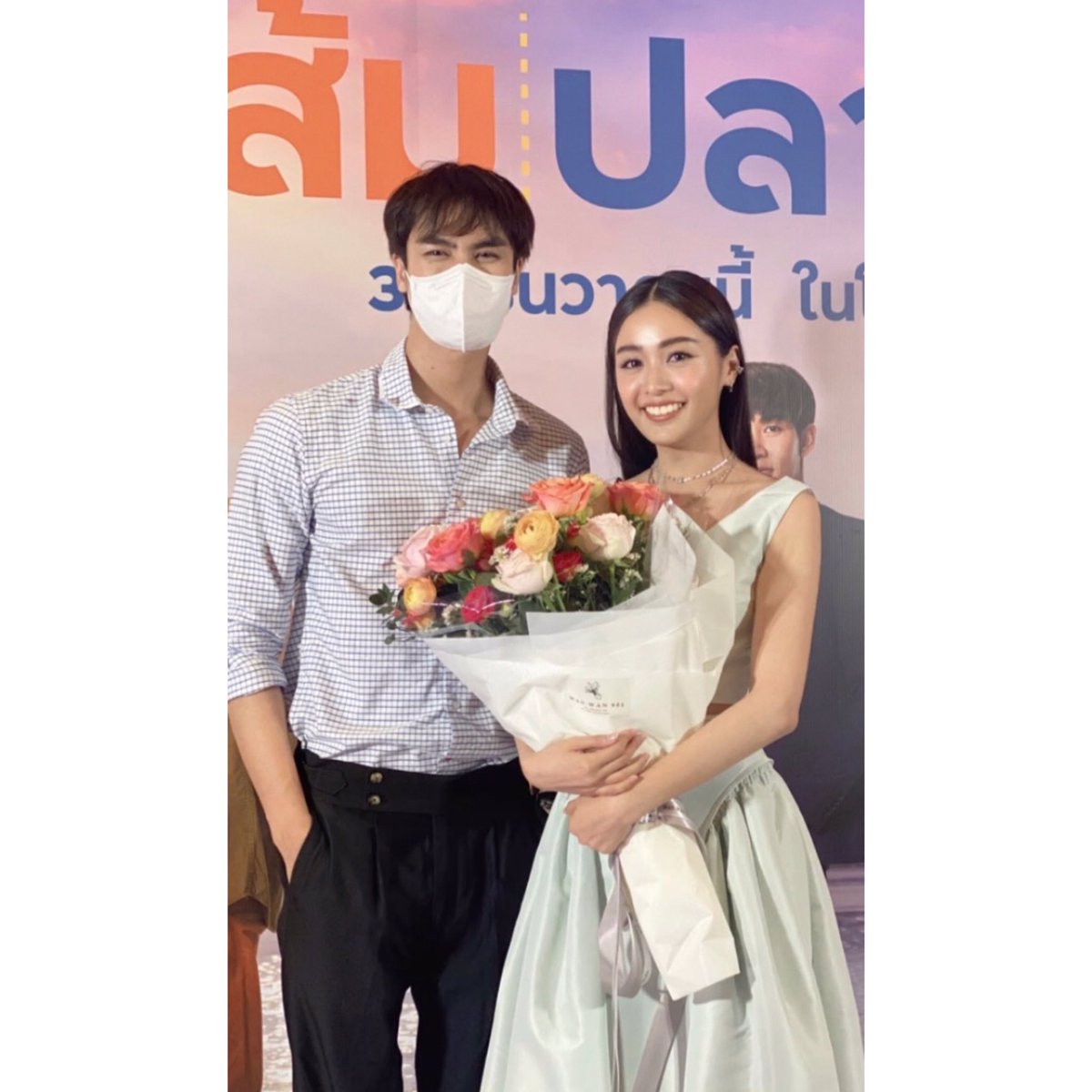 icepnwt_oppa's tweet photo. ICE hadir untuk mengucapkan selamat kepada gadis cantik @oomeisaya atas perilisan filmnya🥰🤗💛

#icepanuwat 
#oomeisaya 
#icepnwt_oppa 
#kamicintaicepanuwat https://t.co/H09WL4qE87