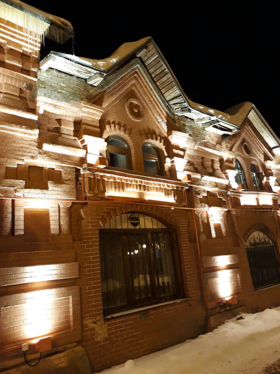 klintwit's tweet image. Как красиво подсветили разрушающиеся торговые ряда.