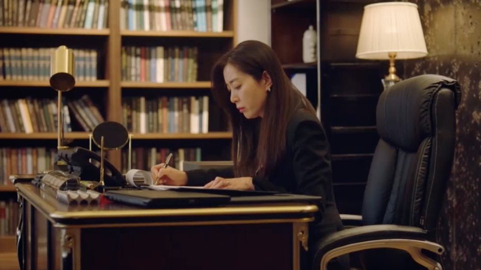 alfsaery's tweet photo. han seonjoo as a career woman is so 🔥👑 #ShowWindowEp9 https://t.co/8YmZNOLt9O