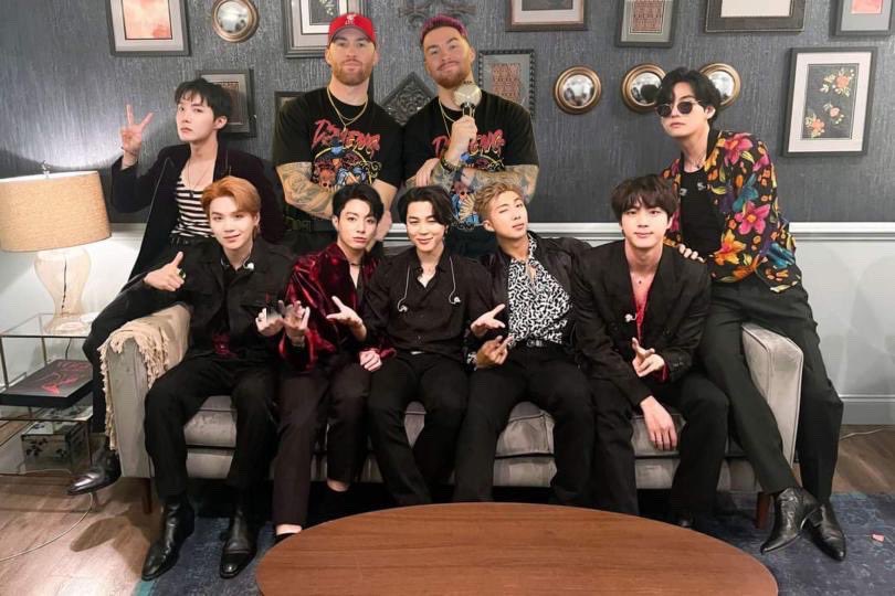 GVGtwins's tweet photo. BTS + Identical Reactions collab coming 2022 🙏🤣🔥💜

Love the edit!

Spread GD VBZ 🤟🏼

Love yourself. 
•
•
•
•
#identicalreactions #twinsreact #reactionchannel #army #gdvbz #gvg #bts #btsarmy https://t.co/WQ5mXtRQHh