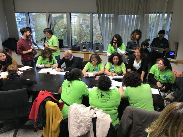 LasKellysBCN's tweet image. ☑️Amigos y amigas!!
Las Kellys después de haber llevado a cabo toda clase de iniciativas legislativas 📃damos la vía política por agotada🏴‍☠️. El sistema actual no se coge ni con pinzas. 👎🏽👎🏽
Apostamos por Mundo Limpio. Un Mundo sin políticos y sin injusticias es posible.📢