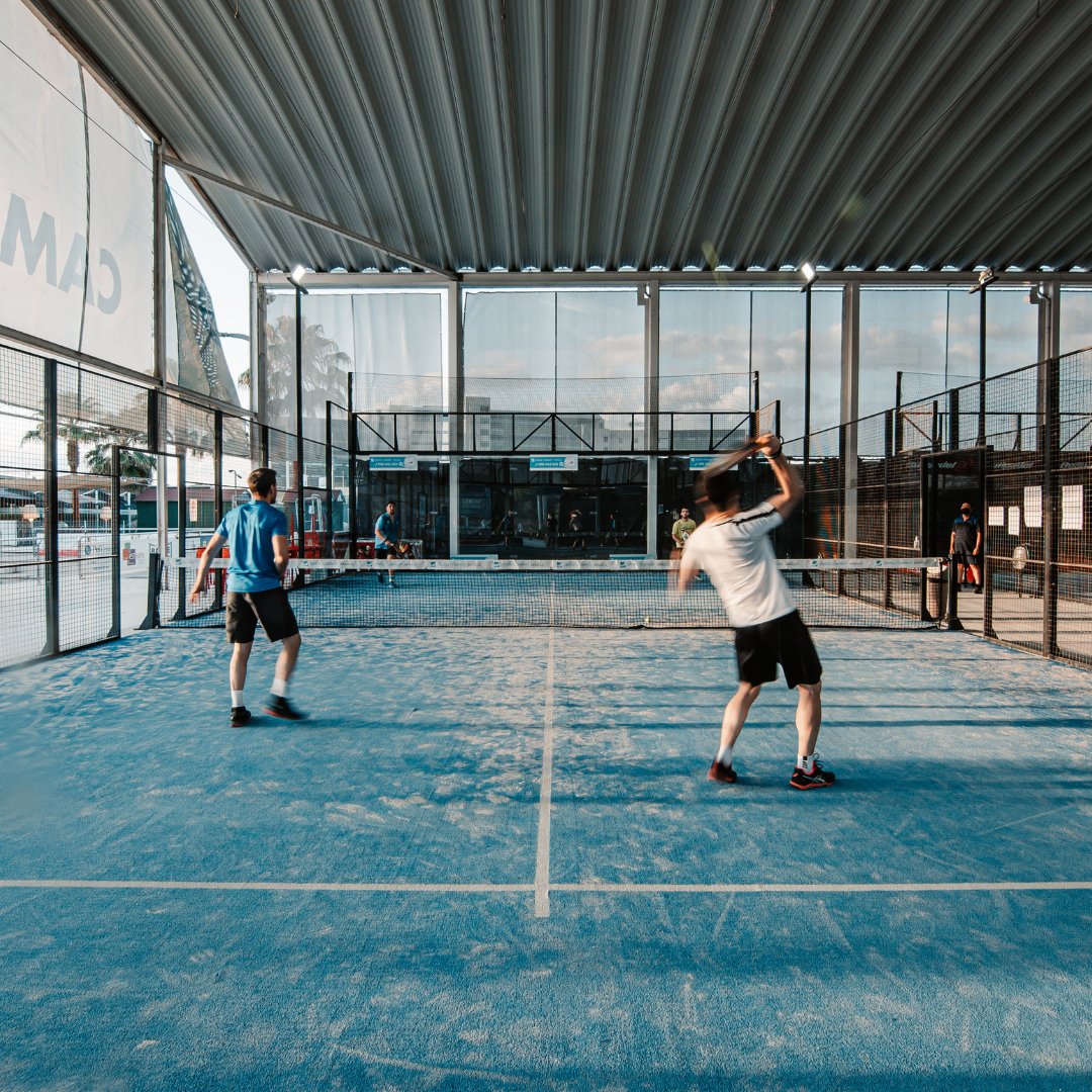 ¿Sabías que todas nuestras pistas son semicubiertas, es decir, cuentan con un flujo de aire continuo que minimiza al máximo el riesgo de contagio del COVID-19 🦠?

#campuspadelclub #padelclub #pádelGranada #padeladictos #padel #campeonatopádel  #bullpadel