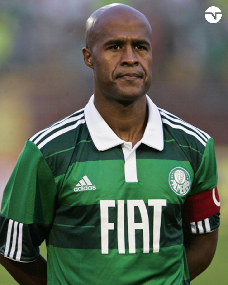 TNTSportsBR's tweet photo. Jogadores que quando pegavam a bola pra bater a falta, você já sabia que seria gol. 
Eu começo: https://t.co/roDHRJ6eK8