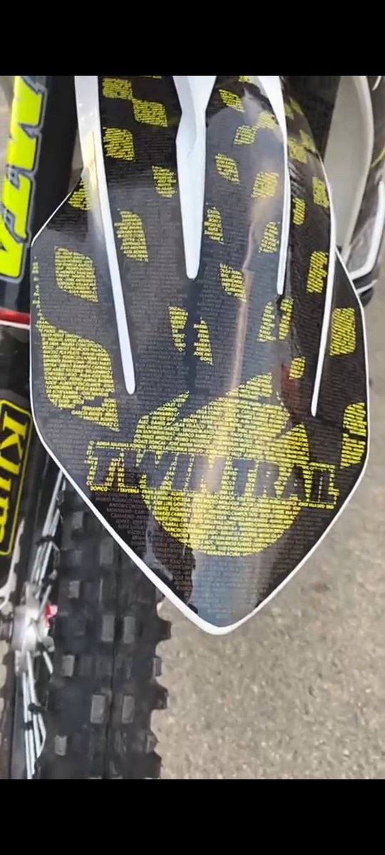 Choni_Depp's tweet photo. Esto es el guardabarros de una de las tres motos oficiales del Klim @twin_trail Racing Team que ya están en Arabia y todas
llevan una pegatina con los nombres de los 800 supporters 😍😍 que ayudamos a patrocinar el proyecto para #Dakar2022 
#TamosLife🤘😍
#TwintrailRacingTeam https://t.co/kJpvCZjisX