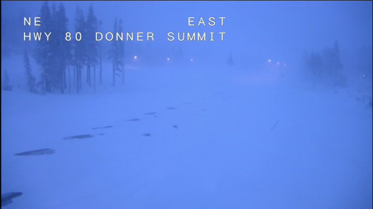 CaltransDist3's tweet photo. #TrafficAlert UPDATE (1 of 2): 
❄️I-80 CLOSED from Applegate to the Nevada State-line.
❄️US-50 CLOSED from Placerville to Meyers (@CountyElDorado).
❄️Eastbound SR-20 CLOSED @ Nevada St. (@NevadaCountyCA).
#KnowBeforeYouGo Visit https://t.co/HS687UgNj7 or call 1 (800) 427-7623.🥶 https://t.co/U2FMWy97wz