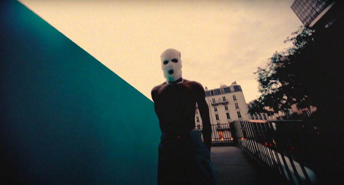 Toujours un coup d'avance pour établir ses propres règles : FXLL partage sa vision avec le clip de "IMCP". 

"Pas l'genre à baisser les bras, j'préfère niquer tout l'décor"

📹 genius.com/Fxll-imcp-lyri…