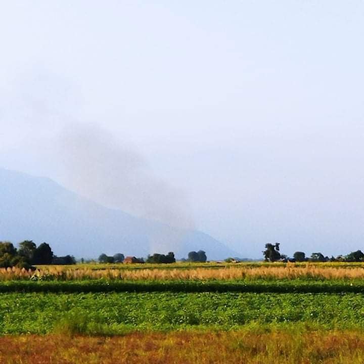 Tw // Fire:  #MyanmarMilitaryTerrorists attacked Sagaing's Kale, Natchaung Vlg with both airstrikes and ground operations. At 4 PM today, terrorists set on fire the houses in the area, reportedly.  #Dec27Coup #WarCrimesOfJunta #WhatsHappeningInMyanmar https://t.co/nsxdGFwwQX