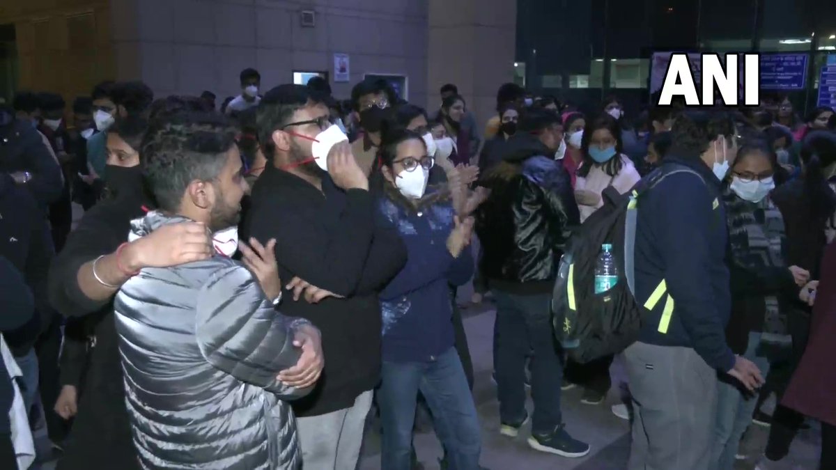 ANI's tweet photo. Delhi | Protesting resident doctors of various hospitals march near Safdarjung Hospital, over delay in NEET-PG counselling https://t.co/SnPyrbIYoC