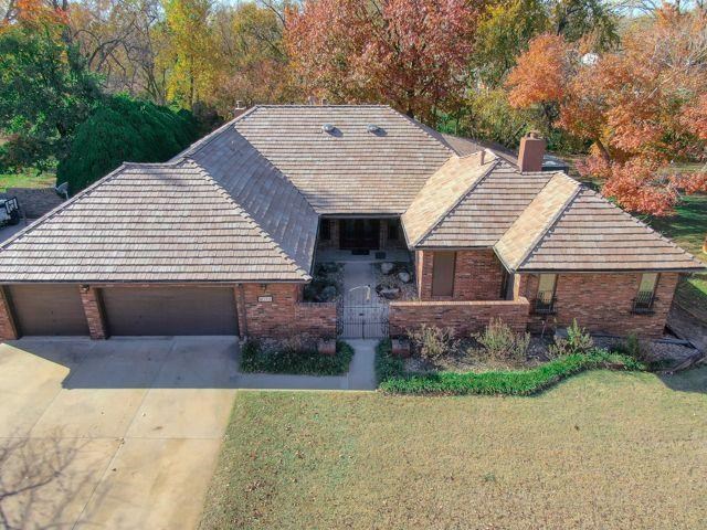 anna_randol's tweet photo. This is a awesome 5 bedroom, 5 bathrooms and a over the top kitchen! Many updates throughout this beautiful home. If you like country but want to live in town this home is on an acre (might be the best one in town) very... https://t.co/WslDP5F5hW https://t.co/SnKQbI2K3E
