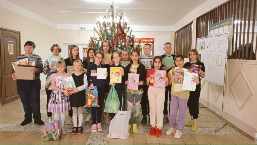 Каждый год в декабре благотворительные организации дают нам возможность ощутить  восторг и радость дарения. Наши обучающиеся и их родители  решили тоже присоединиться к акции 
"Подари жизнь" и собрали подарки для ребят, которые вынуждены встречать Новый год в больнице.