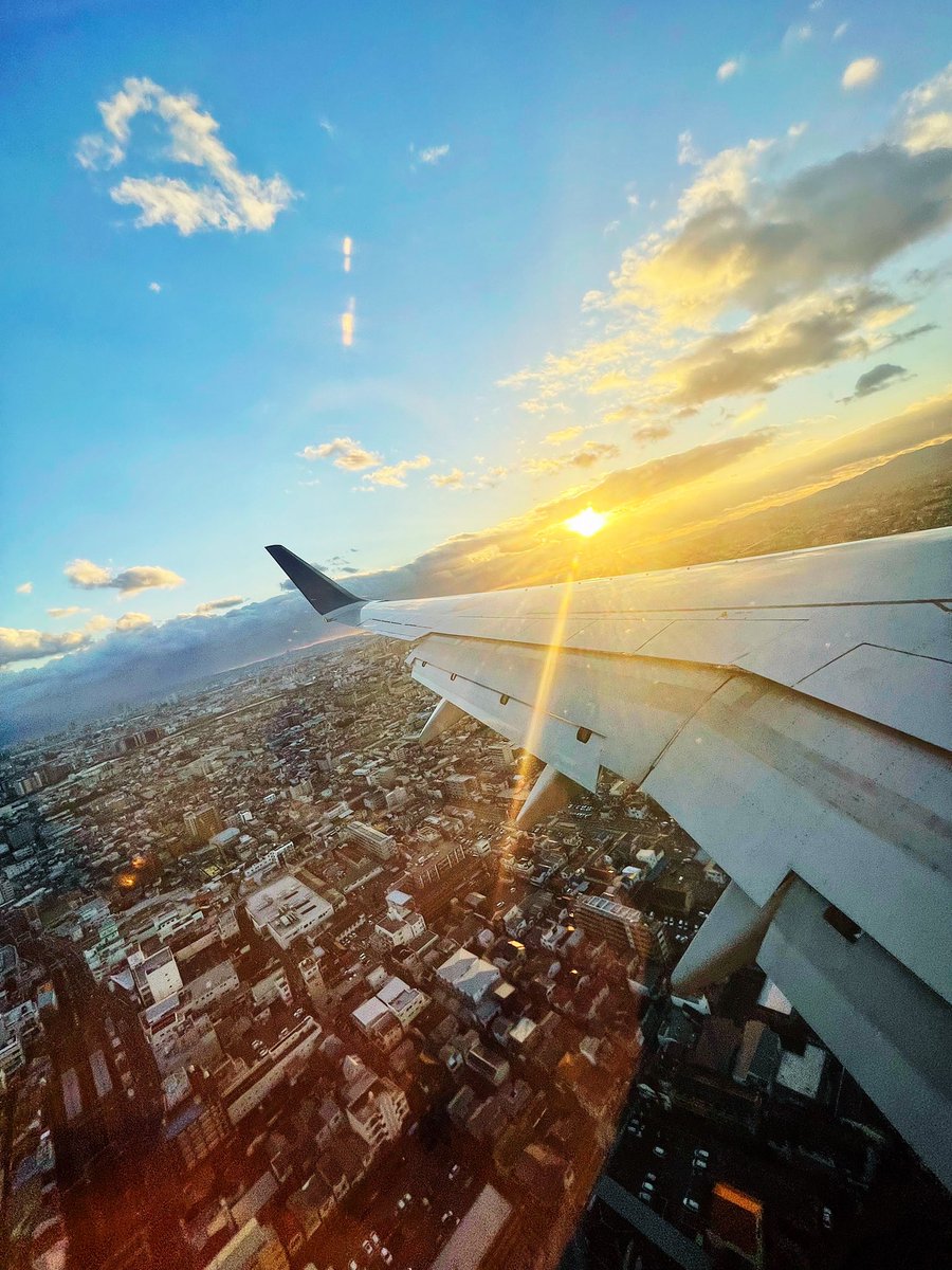 piyochy's tweet photo. 飛行機から見えた夕日が綺麗だった！ https://t.co/GKMdKCwGgZ