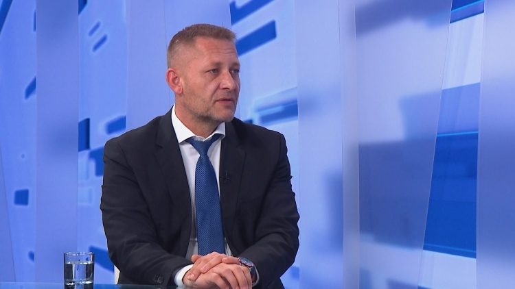 .@KBeljak: "Most je nakupina nečega iza čega stoji netko moćan, pretpostavljam i tko. To su one strukture u društvu koje bi ženama zabranile pobačaj, a u isto vrijeme organiziraju prosvjed za pravo izbora..." Cijeli razgovor na: bit.ly/3mwRN7p