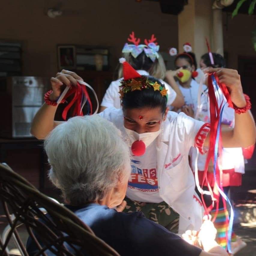 DrPayaSonrisaPy's tweet photo. Paraguayisando el corazón💗 de nuestras bellas abuelitas del Hogar Nuestra Señora de la Asunción 🤡🌲😍😍🇵🇾🇵🇾

El regalo de Navidad sos vos, cuando sos de verdad amigo y hermano de todo ser humano. 😊❤️

#RegalameUnaSonrisa que Salga del Alma 🎶🎶🇵🇾🎈 https://t.co/vat8sBtqUb