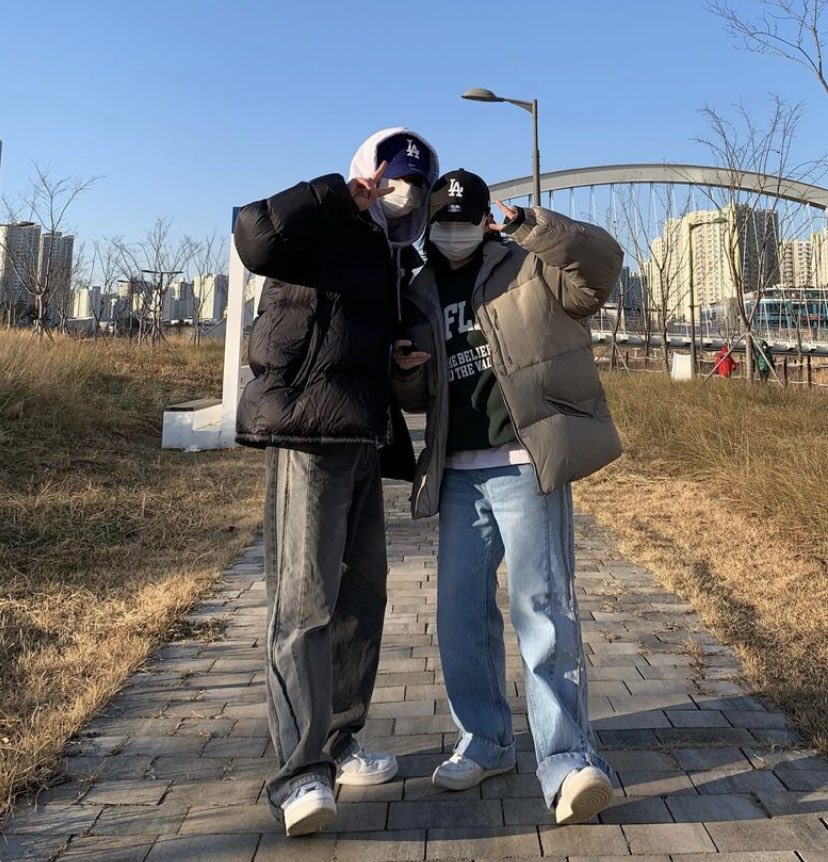 패피스튜디오 韓国ファッション 韓国カップルのストリートなカップルルック 色違いのペディンでさりげないお揃いにしてるのがかわいい 韓国 韓国ファッション 韓国コーデ ペピピック コーデ T Co Xrwfaxkohr Twitter