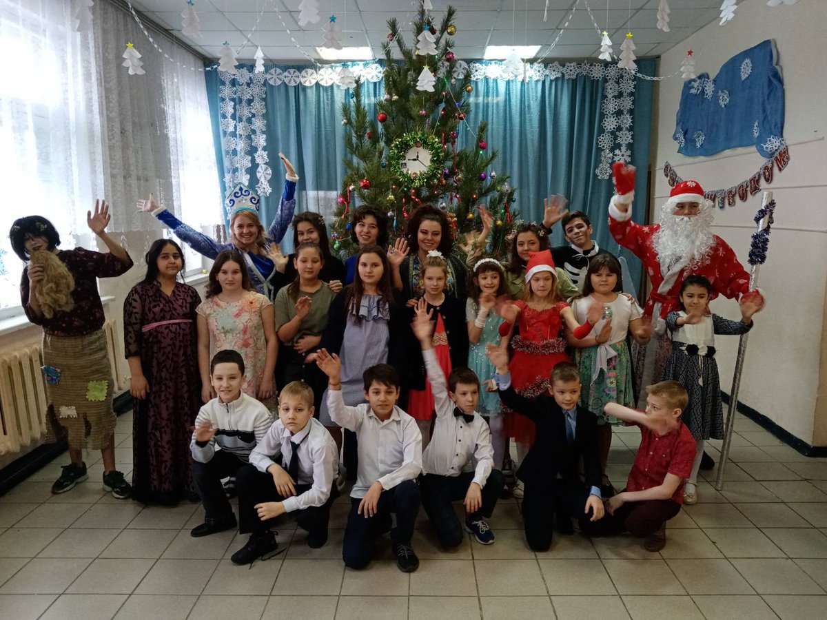 #НовыйГод Заканчивается декабрь, в школе и детском саду -  новогоднее настроение! Нарядная елка, Дед Мороз и Снегурочка с подарками, песни, игры, хороводы! А впереди - зимние каникулы и  зимние забавы.
