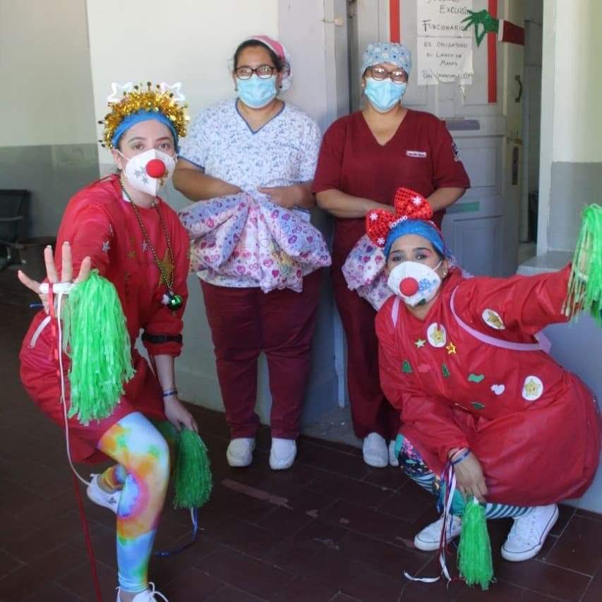 DrPayaSonrisaPy's tweet photo. Navidad sos vos, cuando decidís nacer de nuevo cada día y dejás entrar a Jesús en tu corazón 😍

Alegramos el corazon de nuestros pequeños pacientes del sector de Pediatría Ineram, acompañando a sus mamis y papis en Navidad. 👶🏻🧒🏻💕🇵🇾

#RegalameUnaSonrisa Que Salga del Alma 🎶🇵🇾 https://t.co/LjrIxLUF1s