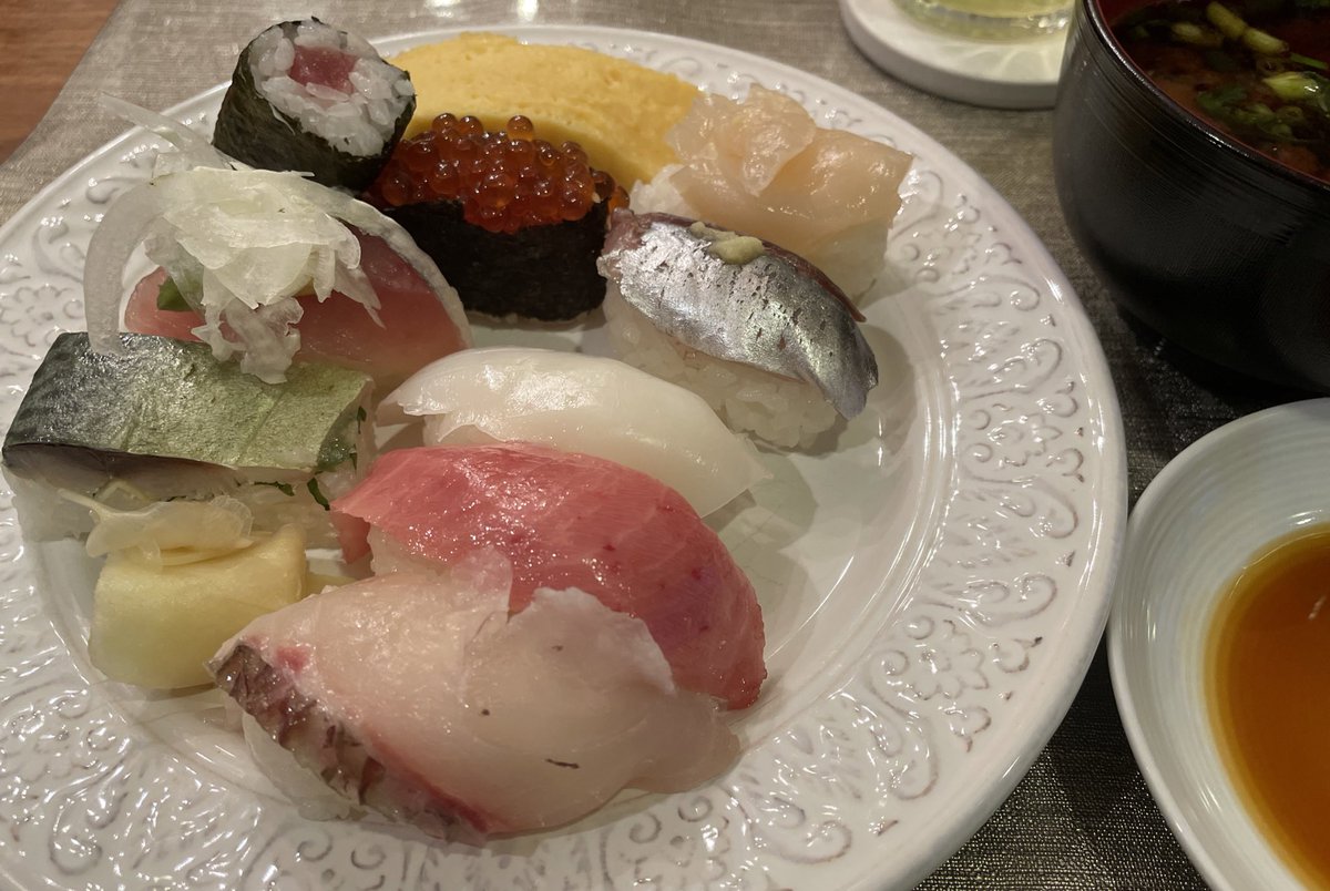 お寿司 赤出汁 【カロリー不明】 祖父母も一緒に。 息子はお寿司盛りっ盛り食べてました‼︎🍣🍣🍣