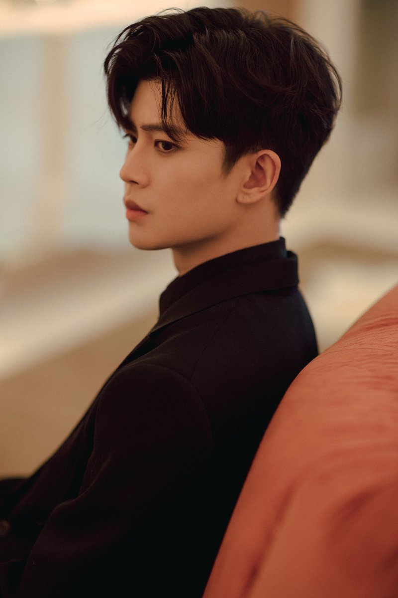 JiarenThailand's tweet photo. ✨27.12.21 studio update✨

#เหรินเจียหลุน ณ งาน Huading Awards ครั้งที่ 32 All Black อีกแล้วครับ เซตนี้ 

ทีมหน้าจอรอลุ้นรางวัลอยู่นะค๊าา มาอวดเร็วๆนะพวกเรารอกรี๊ดกันอยู่เต็มเลย🤩

(1/4)
cr.任嘉伦工作室
#RenJialun #AllenRen https://t.co/mtdfCx6Nns