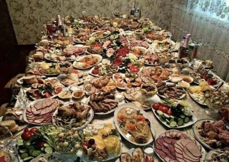 visegrad24's tweet image. Polish family about to sit down for a Christmas Day dinner. 

🇵🇱