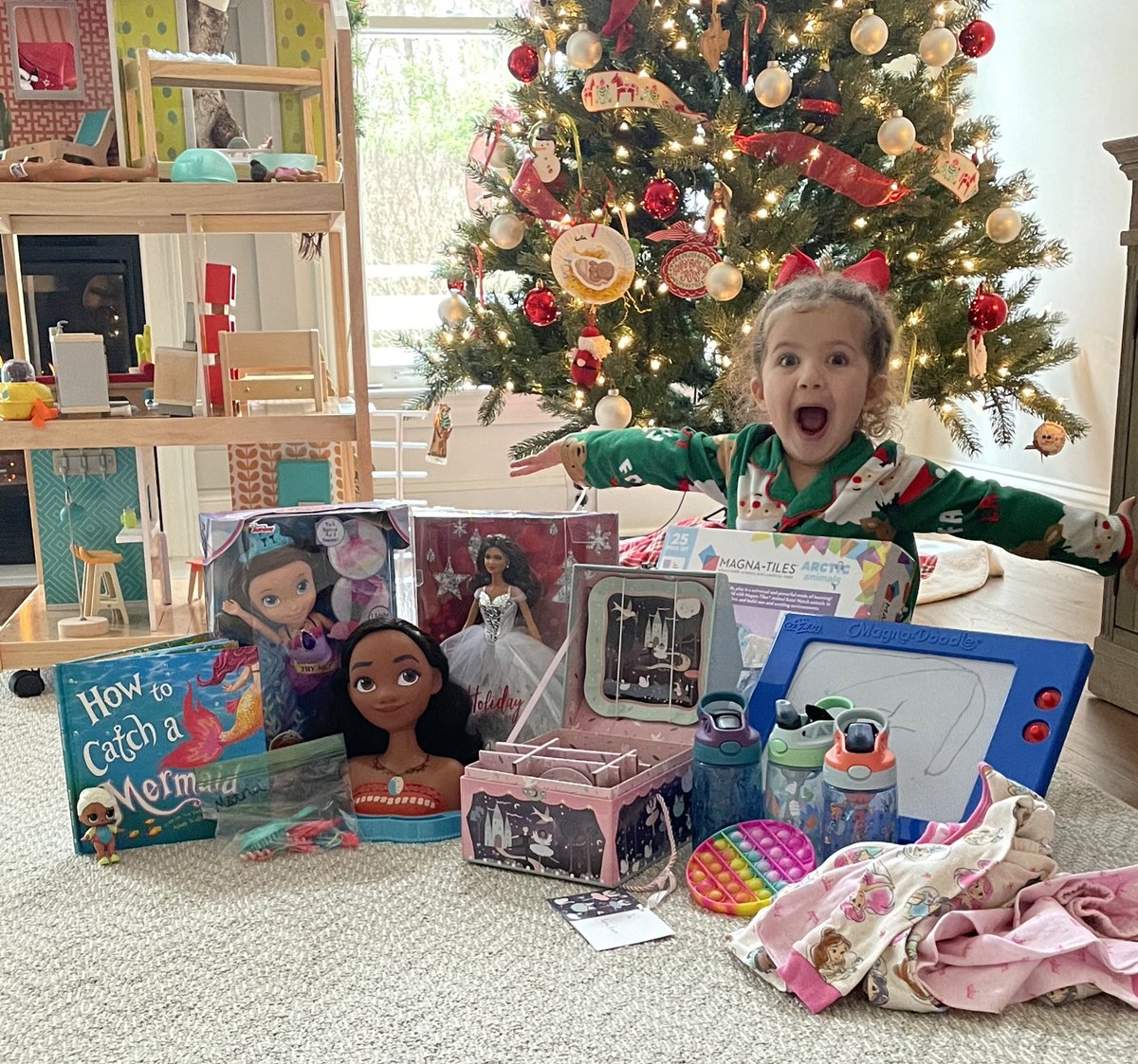 Back on <a href="/FOX5Atlanta/">FOX 5 Atlanta</a> this morning! Looking through pics and found the one that perfectly sums up my 3-years olds Christmas. Nothing like experiencing the holiday season with kids ❤️