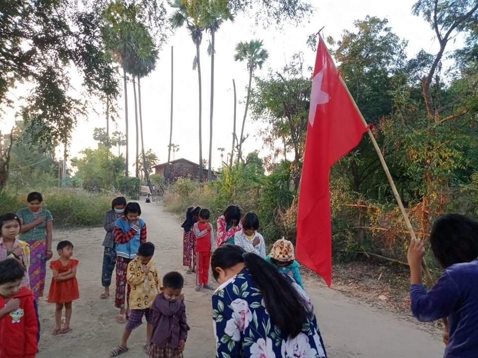 Feisty civilians staged a march protest calling on all people to revolt till the eradication of fascist army in Pe Kone village of #Yinmarpin Tsp.

#WhatsHappeningInMyanmar 
#WarCrimesOfJunta 
#Dec27Coup
