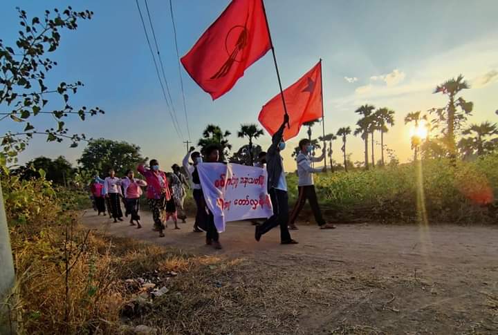 SuYadan56886240's tweet photo. Phaungkar villagers from Latpadaungtaung area staged daily march protest , never failing to protest fascist regime in #SaLingyi region today evening.

#WarCrimesOfJunta
#Dec27Coup  
#WhatsHappeningInMyanmar https://t.co/fWwfiZTTLI