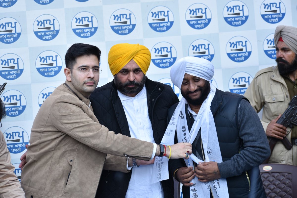 AAPPunjab's tweet photo. 'ਆਪ' ਦੀਆਂ ਲੋਕ ਪੱਖੀ ਨੀਤੀਆਂ ਤੋਂ ਪ੍ਰਵਾਭਿਤ ਹੋ ਕੇ ਮੁਹਾਲੀ ਦੇ ਸਾਬਕਾ ਮੇਅਰ ਕੁਲਵੰਤ ਸਿੰਘ 'ਆਪ' ਪੰਜਾਬ ਪ੍ਰਧਾਨ @BhagwantMann ਅਤੇ 'ਆਪ' ਪੰਜਾਬ ਦੇ ਸਹਿ ਪ੍ਰਭਾਰੀ @raghav_chadha ਦੀ ਅਗਵਾਈ ਵਿੱਚ ਆਮ ਆਦਮੀ ਪਾਰਟੀ 'ਚ ਹੋਏ ਸ਼ਾਮਿਲ! https://t.co/nQ46wIku1y https://t.co/3blW2mlT0h