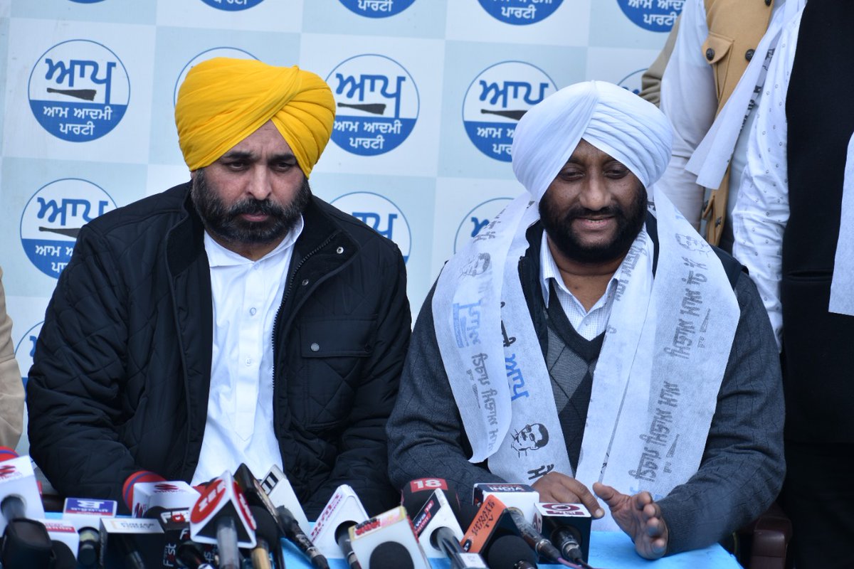 AAPPunjab's tweet photo. 'ਆਪ' ਦੀਆਂ ਲੋਕ ਪੱਖੀ ਨੀਤੀਆਂ ਤੋਂ ਪ੍ਰਵਾਭਿਤ ਹੋ ਕੇ ਮੁਹਾਲੀ ਦੇ ਸਾਬਕਾ ਮੇਅਰ ਕੁਲਵੰਤ ਸਿੰਘ 'ਆਪ' ਪੰਜਾਬ ਪ੍ਰਧਾਨ @BhagwantMann ਅਤੇ 'ਆਪ' ਪੰਜਾਬ ਦੇ ਸਹਿ ਪ੍ਰਭਾਰੀ @raghav_chadha ਦੀ ਅਗਵਾਈ ਵਿੱਚ ਆਮ ਆਦਮੀ ਪਾਰਟੀ 'ਚ ਹੋਏ ਸ਼ਾਮਿਲ! https://t.co/nQ46wIku1y https://t.co/3blW2mlT0h