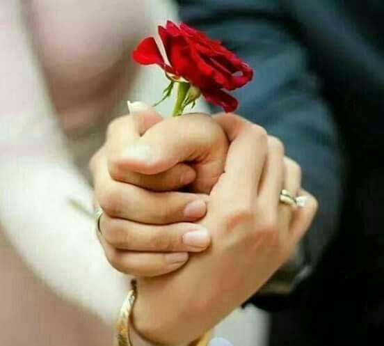 له بين نبض القلب 
والطرف مسكن 
وله في ثنايا الروح 
طيف وصور 
له في شعور الذات 
حب تمكن 
 البال ما يرتاح 
إلا بحضوره