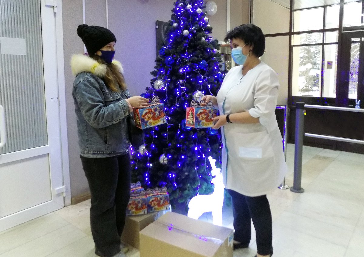 В преддверии новогодних праздников по доброй традиции, сложившейся в последние годы, депутат Ивановской областной Думы, директор НИИ материнства и детства Анна Малышкина подготовила и передала подарки для воспитанников Шуйского детского дома.