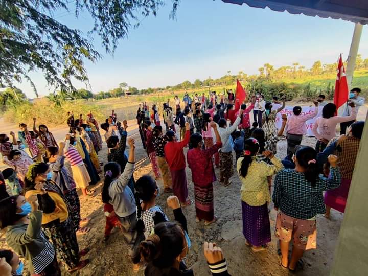 SuYadan56886240's tweet photo. Phaungkar villagers from Latpadaungtaung area staged daily march protest , never failing to protest fascist regime in #SaLingyi region today evening.

#WarCrimesOfJunta
#Dec27Coup  
#WhatsHappeningInMyanmar https://t.co/fWwfiZTTLI
