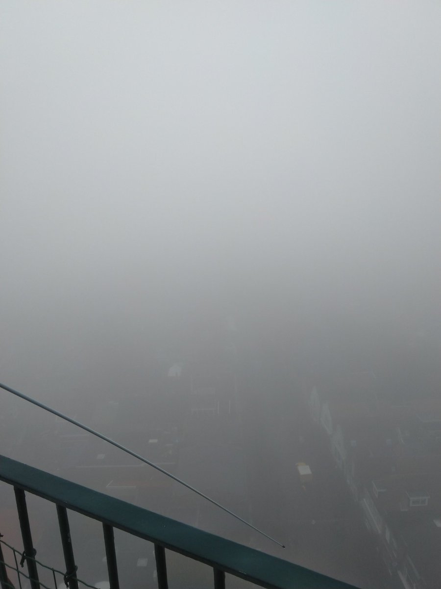 Het zicht is momenteel zeer slecht op de #waddenzee tussen Harlingen en de eilanden Terschelling /  Vlieland  Het is onverstandig en wettelijk ook verboden om nu zonder de juiste apparatuur en bedieningscertificaten het water op te gaan.