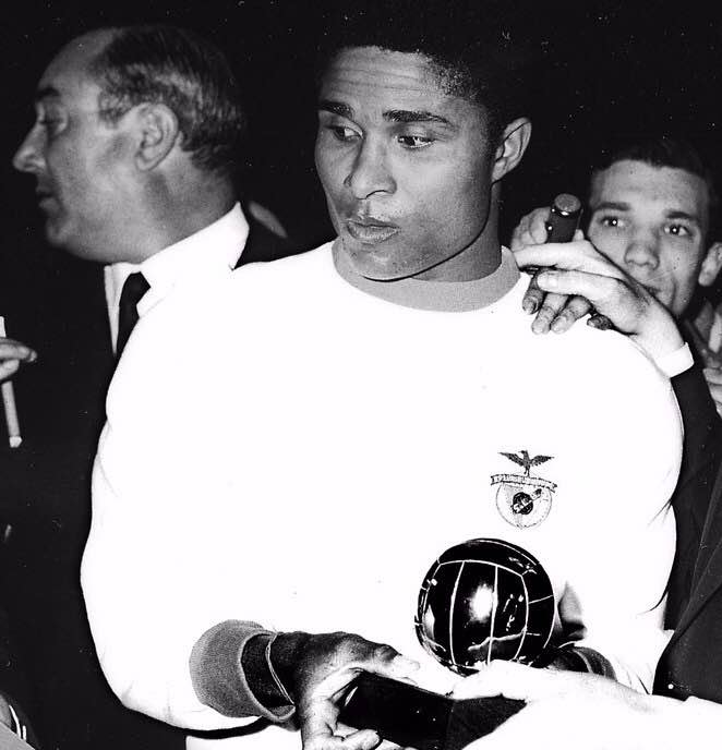 🔙 Neste dia, há 56 anos, Eusébio foi distinguido com a Bola de Ouro!

#EPluribusUnum