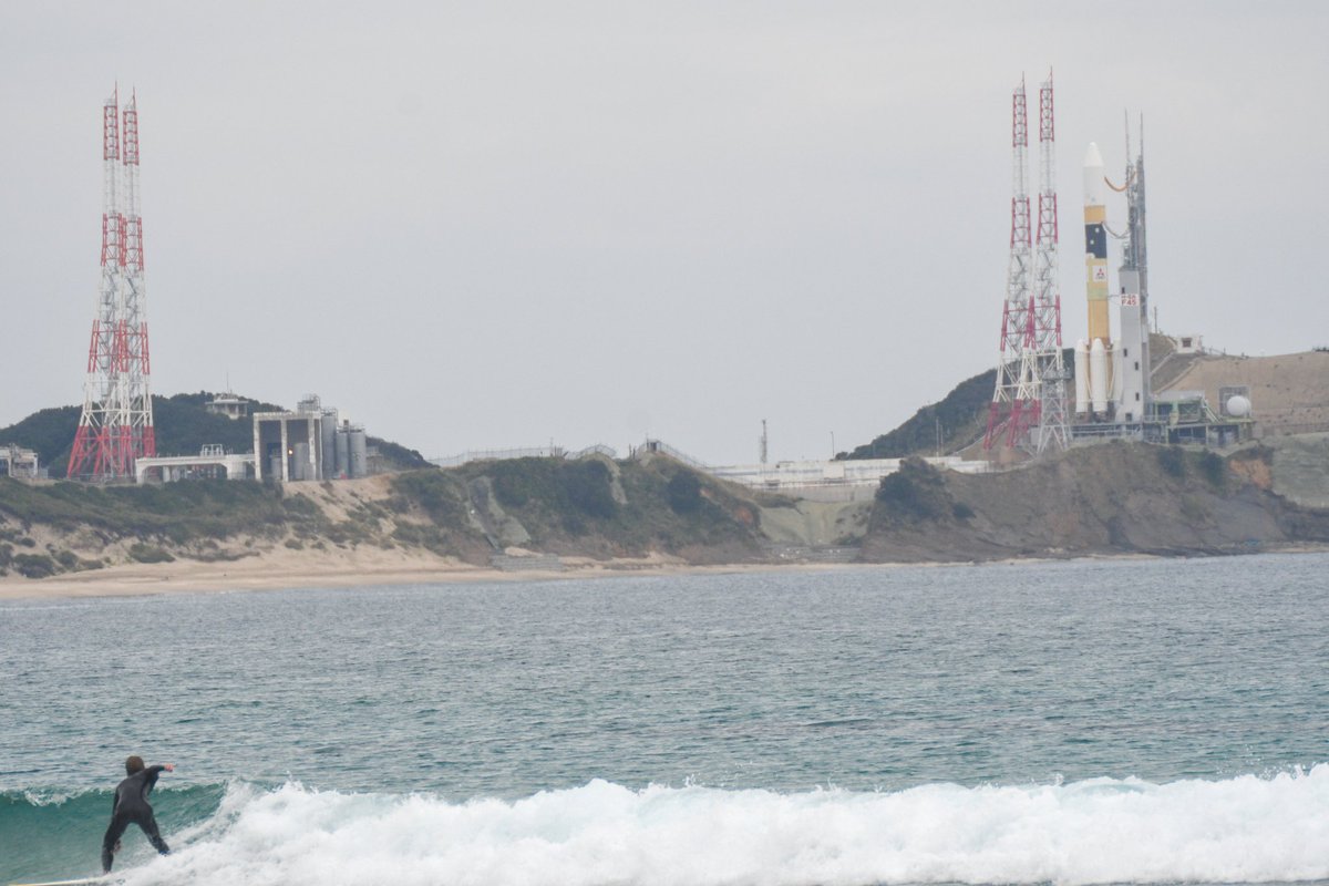 tane_rocket's tweet photo. サーファーとH-ⅡAロケット https://t.co/ALQgJHAc46