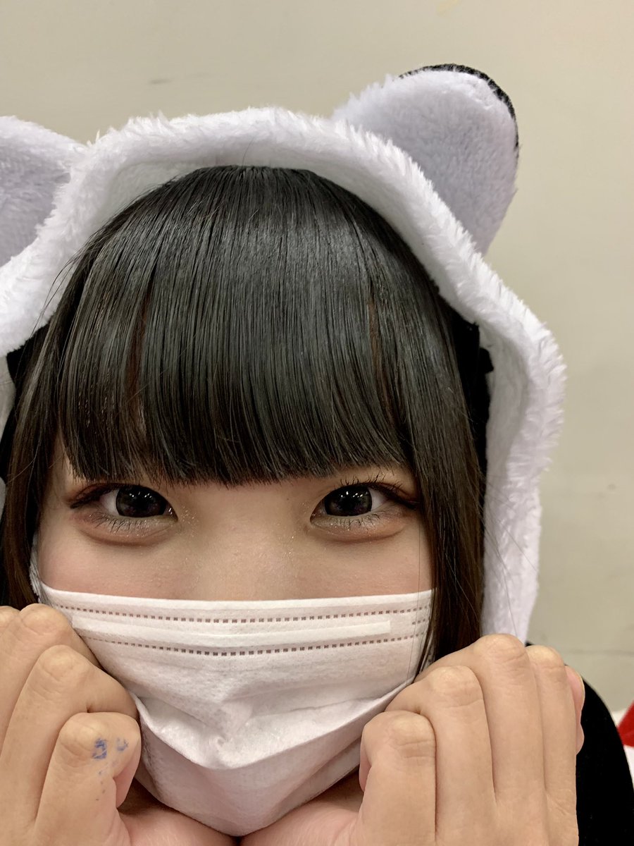 prowl_09's tweet photo. 12月25日
SPATIO主催
クリスマス対バンライブ
Chimo ゆうこ
ゆ『フード被ったとこも撮る⁇』
僕『撮る✨撮る〜』
ゆ『はい🌟』ぴょこん
僕『ちっちゃい耳出てきたーっwww 』
#Chmo
#ゆうこ https://t.co/4cbpJKnQLy