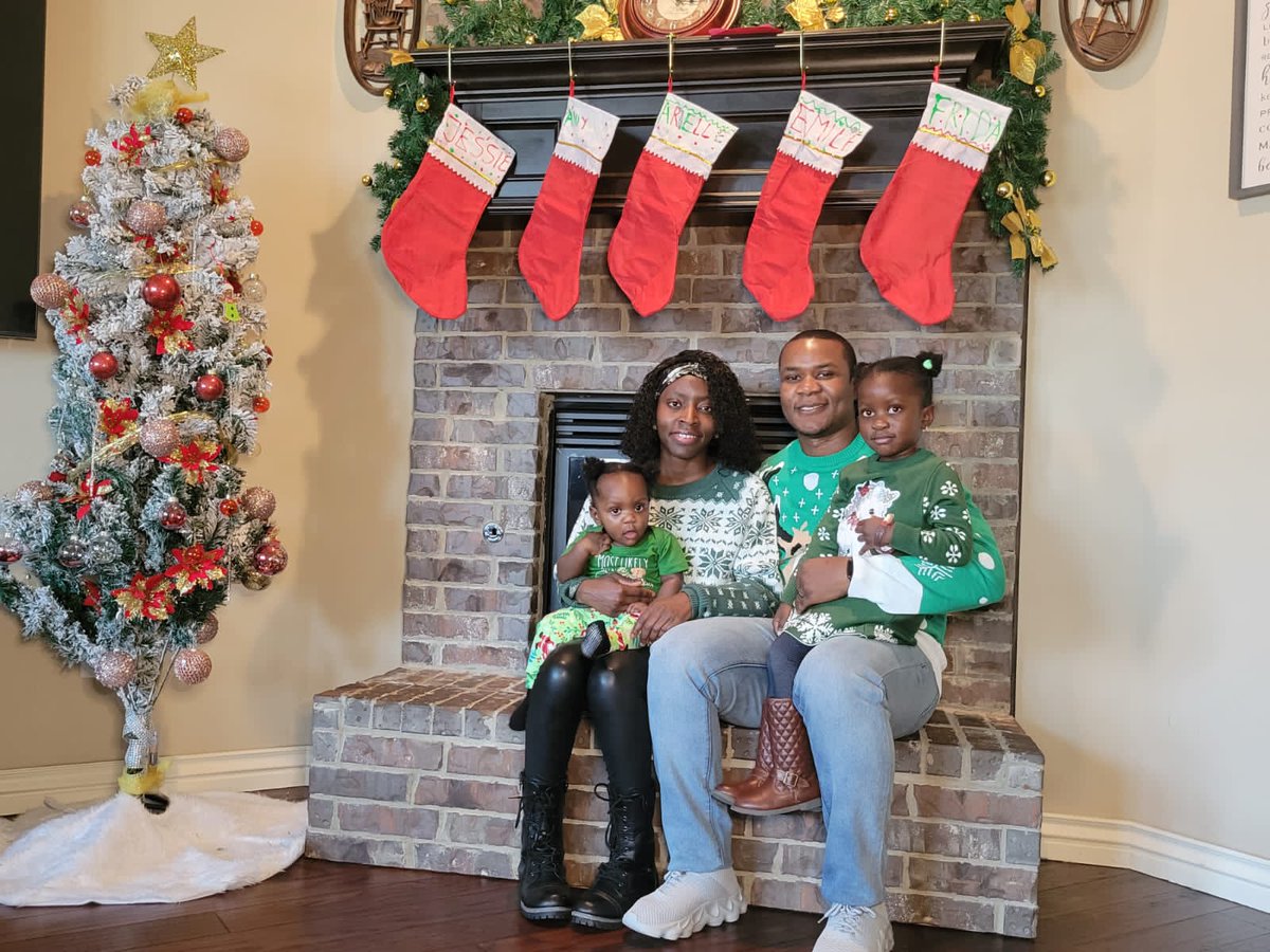 iamlenzwite's tweet photo. Merry Christmas everyone, hope you all have the best day ❤️🎅🏻.

Family first. 

#lenzwite #cameroon #usa https://t.co/0gIBadcSJJ