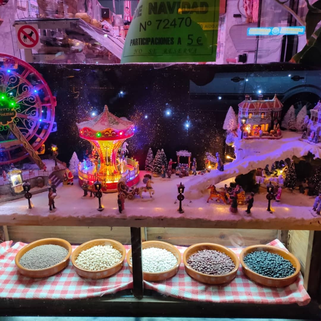 bilbao_Dendak's tweet photo. Como cada año el barrio de #Rekalde se vuelca con la Navidad 🎄🎄 y sus comercios decoran los escaparates con mucha ilusión 😃

En Instagram de Rekalde Bihotzean se pueden ver todos los escaparates participantes. 

#EligeBilbao #RegalaComercioLocal https://t.co/aO1IpGKY8X