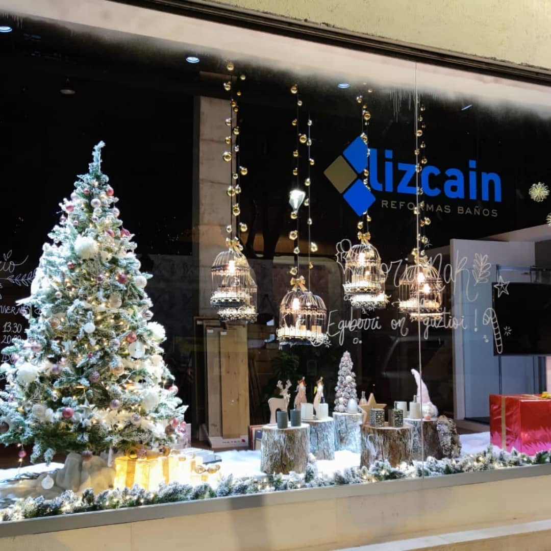 bilbao_Dendak's tweet photo. Como cada año el barrio de #Rekalde se vuelca con la Navidad 🎄🎄 y sus comercios decoran los escaparates con mucha ilusión 😃

En Instagram de Rekalde Bihotzean se pueden ver todos los escaparates participantes. 

#EligeBilbao #RegalaComercioLocal https://t.co/aO1IpGKY8X
