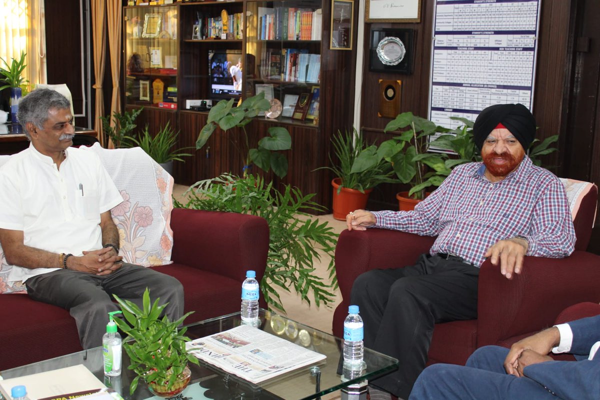 PondiUniVC's tweet photo. Dr. S. Mohan, the first Vice-Chancellor of Puducherry Technological University along with the Registrar Dr. G. Sivaradje called on Vice-Chancellor Prof. Gurmeet Singh, Pondicherry University as a courtesy visit. https://t.co/wdHJUTyz5f