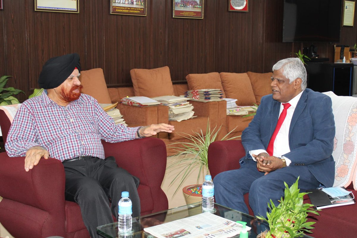 PondiUniVC's tweet photo. Dr. S. Mohan, the first Vice-Chancellor of Puducherry Technological University along with the Registrar Dr. G. Sivaradje called on Vice-Chancellor Prof. Gurmeet Singh, Pondicherry University as a courtesy visit. https://t.co/wdHJUTyz5f