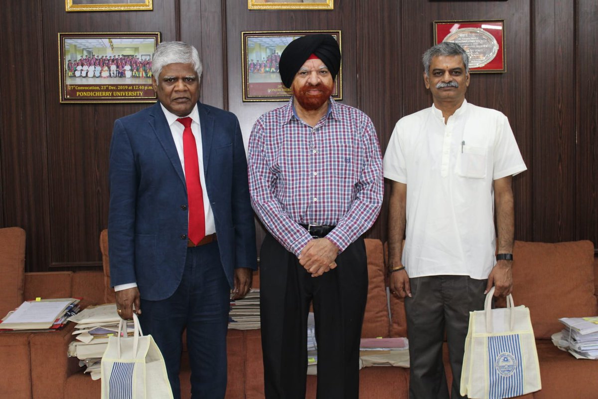 PondiUniVC's tweet photo. Dr. S. Mohan, the first Vice-Chancellor of Puducherry Technological University along with the Registrar Dr. G. Sivaradje called on Vice-Chancellor Prof. Gurmeet Singh, Pondicherry University as a courtesy visit. https://t.co/wdHJUTyz5f