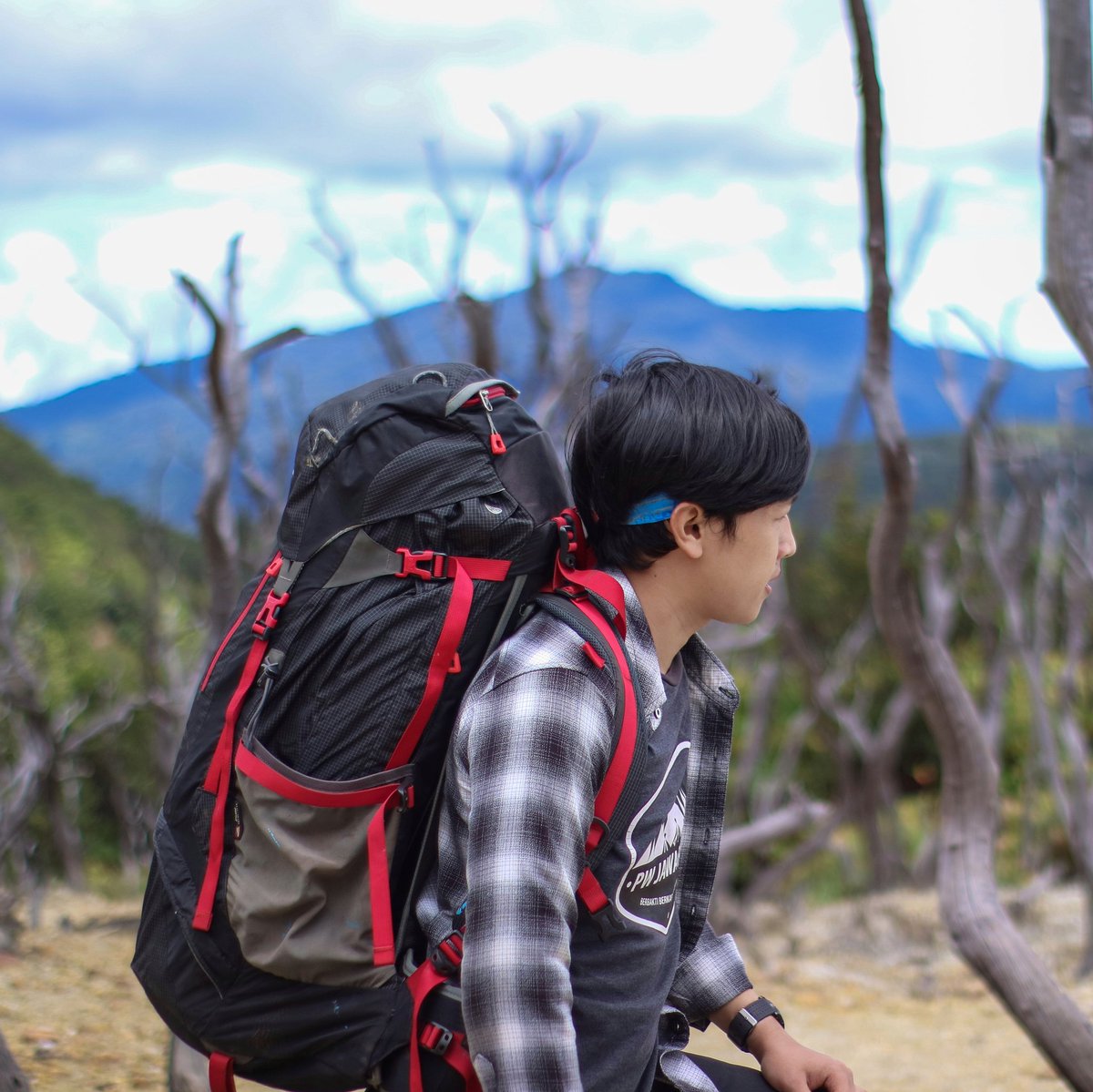 Khaerul30's tweet photo. Apa yang bikin spot jantung selain nonton timnas VS Singapore?
Me: ketinggalan Tupperware di gunung https://t.co/EzJfUuF3w1