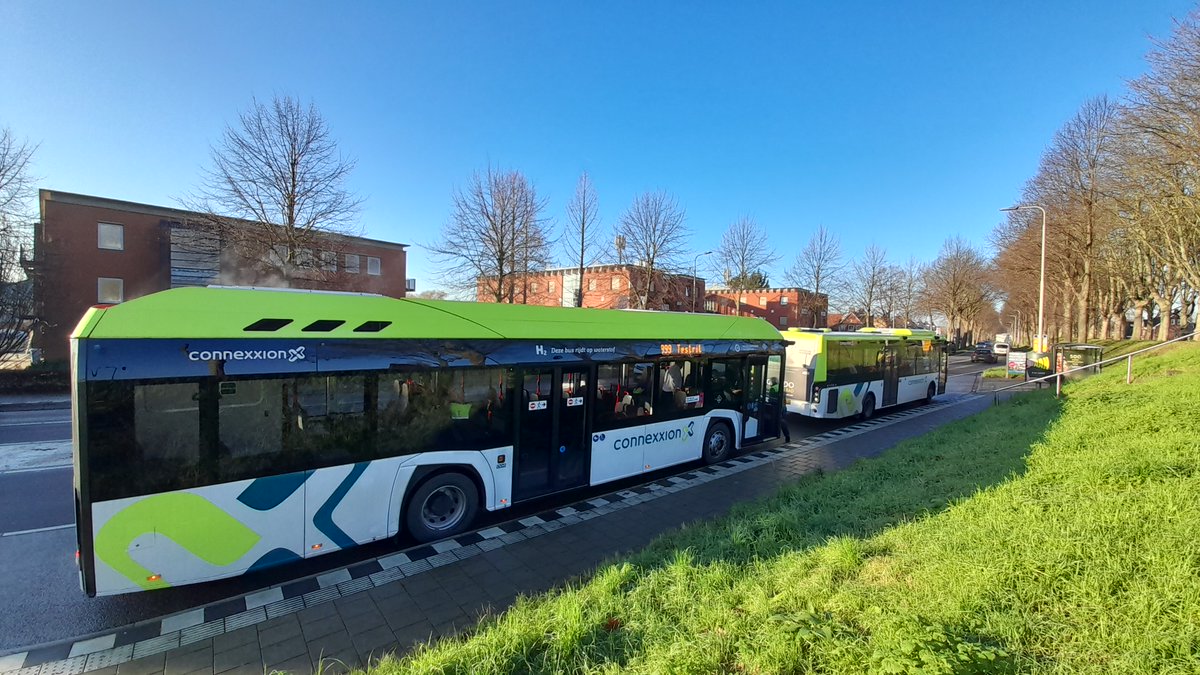 Transdev_NL's tweet photo. Heb je onze @Connexxion waterstofbussen al zien rijden in @gemeenteHW en @gem_go? 🚌 Onze chauffeurs leren rijden op #waterstof en wennen aan camera’s i.p.v. zijspiegels. Binnenkort in de dienstregeling! #wijzijnTransdev #duurzaam #ZE #openbaarvervoer @zuid_holland @EverfuelEU https://t.co/A5ip0saoOc